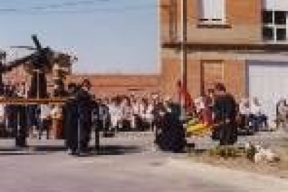 El paso de San Juan Evangelista se arrodilla ante Jesús Nazareno, antes de acudir en busca de María