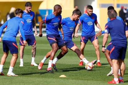 La plantilla del Atlético de Madrid, durante el último entrenamiento antes de medirse al Athletic. EFE