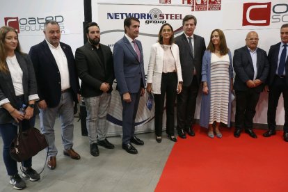 La ministra Reyes Maroto, en el centro junto a Juan Carlos Suárez-Quiñones y el resto de autoridades, en la visita a Coated Solutions León, en el polígono de Villadangos. FERNANDO OTERO