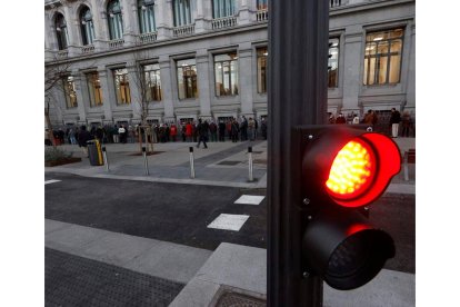 Colas ante el Banco de España para comprar deuda pública española. JAVIER LIZON