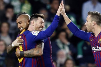 Messi celebra con Arturo Vidal y Arthur uno de sus tres goles ante el Betis. JOSE MANUEL VIDAL.