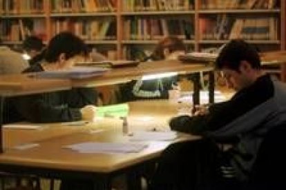 Estudiantes de Agrícolas en la biblioteca con la que cuenta el centro