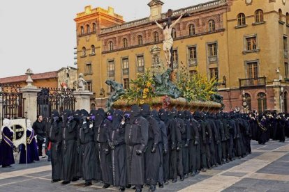 La Crucifixión, en una de las últimas procesiones. JHS