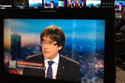 Carles Puigdemont, en los estudios de la televisión pública belga.