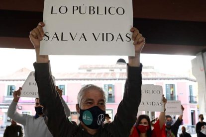 Concentración ayer en Puente Vallecas. VÍCTOR LERENA