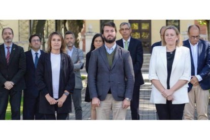 El vicepresidente de la Junta de Castilla y León, Juan García Gallardo (c), junto a las consejeras de Familia e Igualdad de Oportunidades, Isabel Blanco (d), y la de Educación, Rocío Lucas. NACHO GALLEGO