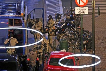 Agentes del cuerpo de élite de la policía belga durante los registros en Bruselas.