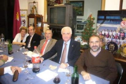 Avelino Abajo, Manuel Rivero y José Manuel Liaño, en la Casa de León en La Coruña