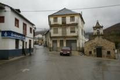 Imagen de archivo de una de las plazas de la localidad de Noceda del Bierzo