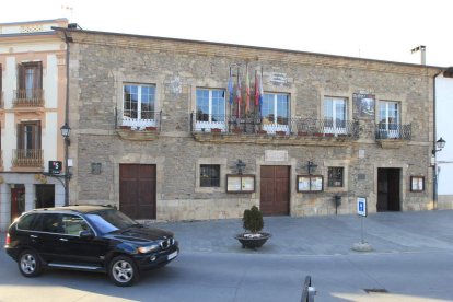 La casa consistorial de Villafranca es un edificio antiguo que precisa mejoras de accesibilidad. L. DE LA MATA