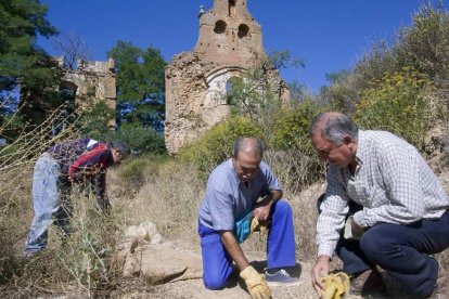 Felipe Santamarta, Santiago Fernández y Víctor Ferrero, en 2009, en San Esteban de Nogales. M. A. M.