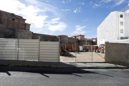 La visión de la muralla estará condicionada por el futuro edificio pegado a la última casa, que tiene planta baja más 4 alturas. MARCIANO PÉREZ