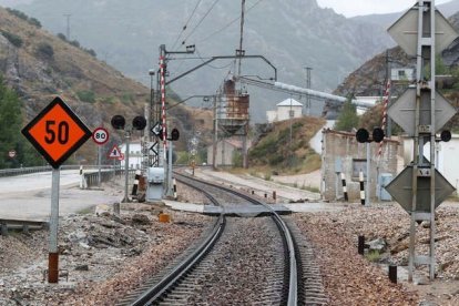 Línea de tren entre León y Asturias. DL