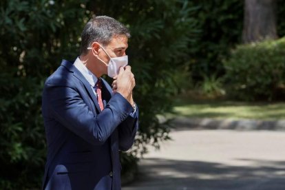 Pedro Sánchez durante la audiencia con el rey en el palacio de Marivent. BALLESTEROS