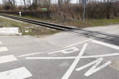 Paso a nivel, desnudo de toda protección,  objeto de la polémica. RAMIRO