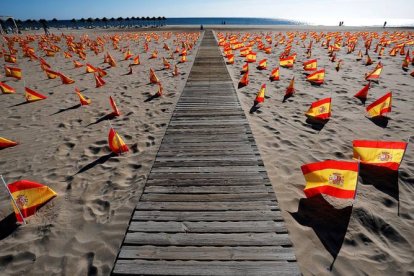 La playa de La Patacona del municipio valenciano de Alboraya amaneció el 4 de octubre con 53.000 banderas, en homenaje a los fallecidos. MANUEL BRUQUE