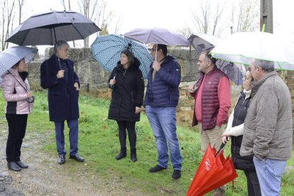 El delegado, segundo por la izquierda, conversa con la alcaldesa, Paula Conde. ACACIO