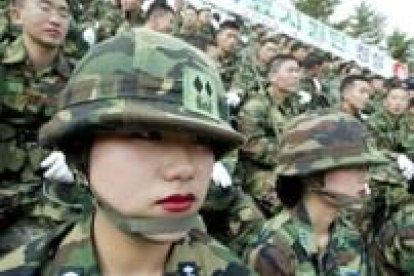 Dos mujeres del Ejército coreano forman con sus compañeros de armas en la base de Gwanju