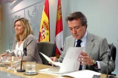 Pilar del Olmo y De Santiago Juárez, durante la rueda de prensa posterior al Consejo de Gobierno