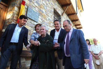 Alonso, junto al ex alcalde González y el regidor Otero.