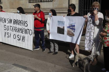 La plataforma de Trobajo antes de entregar otras tres mil firmas por el soterramiento del tren. RAMIRO