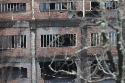 Las obras de restauración de escombreras mineras en el municipio de Igüeña contemplan la demolición del edificio en el que se procesaba el carbón salido de la explotación del Grupo Casares y el conjunto de viviendas de Vendillones, en Tremor de Arriba. L. DE LA MATA