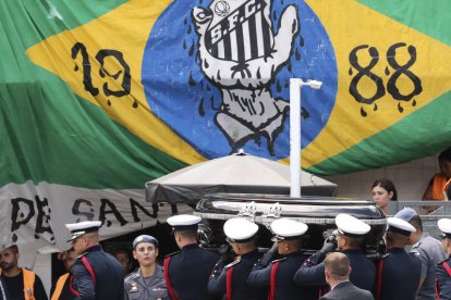 Un cortejo fúnebre le dio el último adiós a Pelé antes de ser incinerado. ISAAC FONTANA