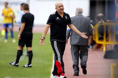 Claudio terminó el partido muy enfadado con la actuación del árbitro, que dejó a su equipo con uno menos en la primera parte.