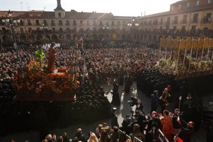 El momento cumbre da la Semana Santa de León se vivió con la procesión de los pasos de Viernes Santo. FERNANDO OTERO