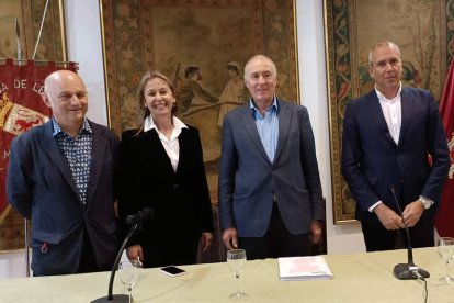 Luis Manuel Esteban, Belén Molleda, Eduardo López Sendino y Enrique Valdeón, en el acto. BENITO ORDÓÑEZ