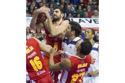 Felipe Reyes intenta arrebatarle el balón a Antelo. GUILLLÉN