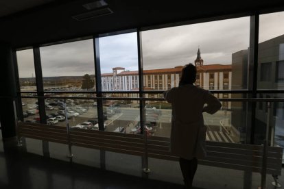 Un paciente observa el edificio de San Antonio Abad desde la planta de Hospital donde está ingresado. J. F. S.