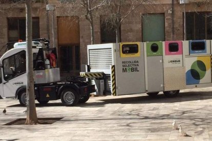 Una cabeza tractora eléctrica coloca y retira las islas de los contenedores por las tardes. EMAYA / EP