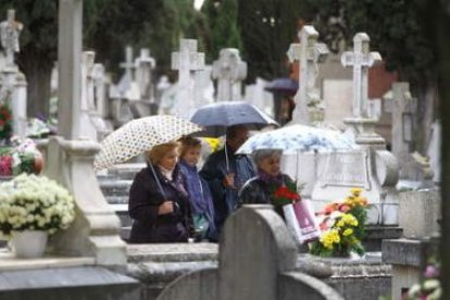 Durante la última semana se han intensificado las visita al cementerio, que hoy tendrá su día culmin