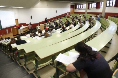 Alumnos leoneses en la última prueba de la selectividad, en las aulas de Derecho. ARCHIVO