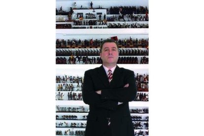 Luis Santigosa, con algunas de las figuras realizadas.