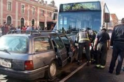 El turismo colisionó frontalmente con el autobús urbano