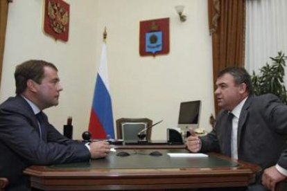 El presidente ruso, Dmitry Medvedev, con el ministro de Defensa ruso, Anatoly Serdiukov.