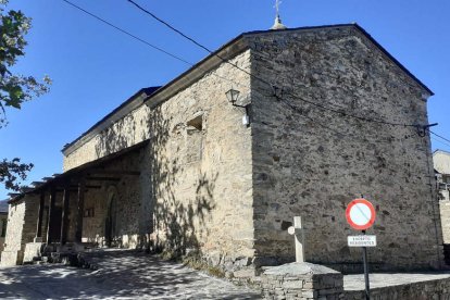 La iglesia de San Miguel y el análisis de sus patologías, abajo. DL