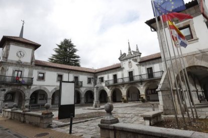 Imagen del Ayuntamiento de La Pola de Gordón. JESÚS F. SALVADORES