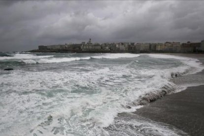 Temporal costero en A Coruña, donde hay alerta por posibilidad de olas de nueve metros este domingo.