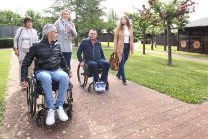 La consejera Isabel Blanco visitaba ayer ‘El Bosque de los Sueños’ en Cubillos del Sil. L. DE LA MATA