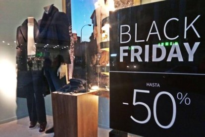 Anuncio de rebajas en un comercio con motivo del 'Black friday'' del año pasado.