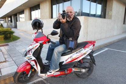 David Martínez Ferre, a bordo de su ciclomotor actual, un Sym. Ha ‘acabado’ con 30 de ellos en toda su carrera.