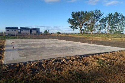 La nueva cancha de pádel que se está construyendo, con el edificio de las piscinas al fondo. MEDINA