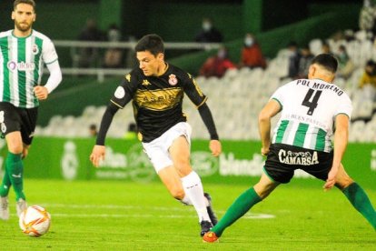 Un momento del partido entre la Cultural y el Racing. ALBERTO LOSA