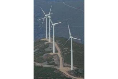 Molinos de viento instalados en uno de los parques bercianos