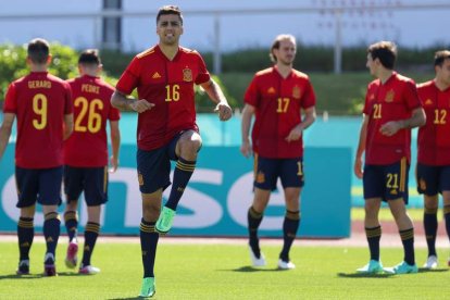 Los integrantes de la selección española entrenan con la intención de llegar al partido de mañana frente a Eslovaquia en el mejor estado físico. PABLO GARCÍA