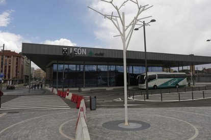 Autocares junto a al estación de Adif, a la espera de los trenes. FERNANDO OTERO