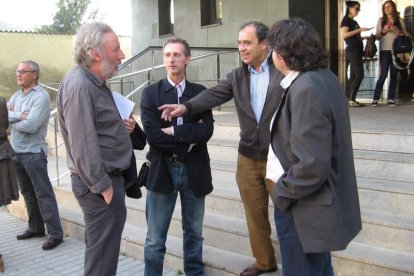 Julio Llamazares —izquierda— a la entrada de la Casa de las Culturas de Bembibre.